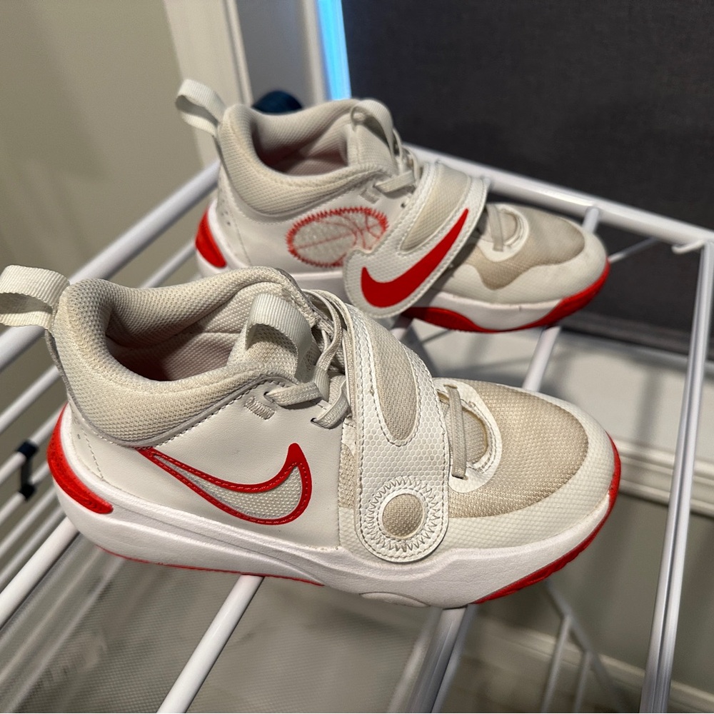 Nike Boys Team Hustle D11 basketball shoes